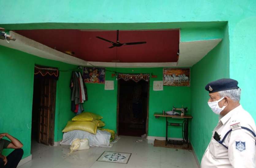 दो युवा बेटियों के साथ मां ने फंदे पर लटककर दे दी जान दो युवा बेटियों के साथ मां ने फंदे पर लटककर दे दी जान