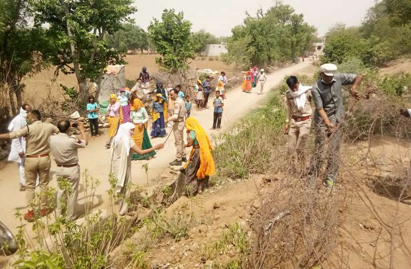विरोध के कारण तीन घंटे श्मशान में रखा रहा शव विरोध के कारण तीन घंटे श्मशान में रखा रहा शव
