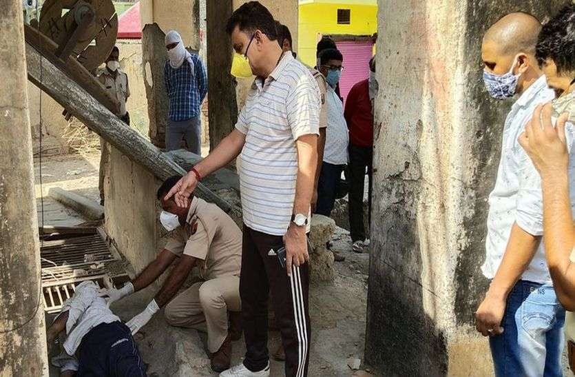 घर से निकले वृद्ध का शव कुएं के पास मिला घर से निकले वृद्ध का शव कुएं के पास मिला