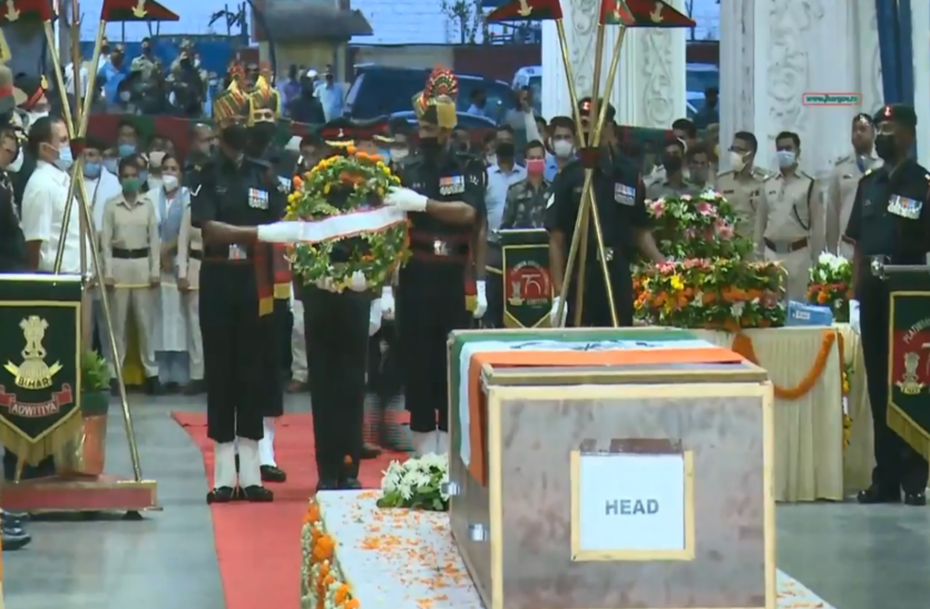 शहीद जवानों को दी गई श्रद्धांजलि, आश्रित परिवारों के लिए CM ने की बड़ी घोषणा शहीद जवानों को दी गई श्रद्धांजलि, आश्रित परिवारों के लिए CM ने की बड़ी घोषणा