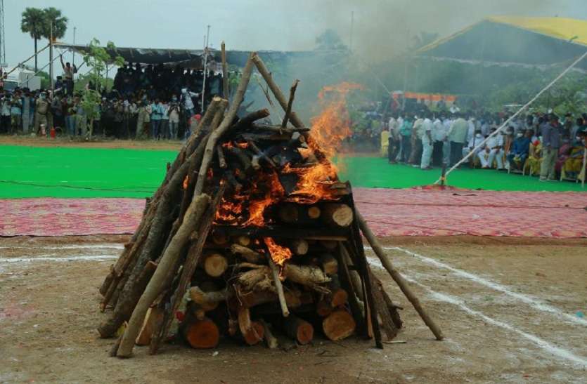 सेना के जांबाज कर्नल संतोष को अश्रुपूरित नेत्रों से दी आखिरी विदाई सेना के जांबाज कर्नल संतोष को अश्रुपूरित नेत्रों से दी आखिरी विदाई