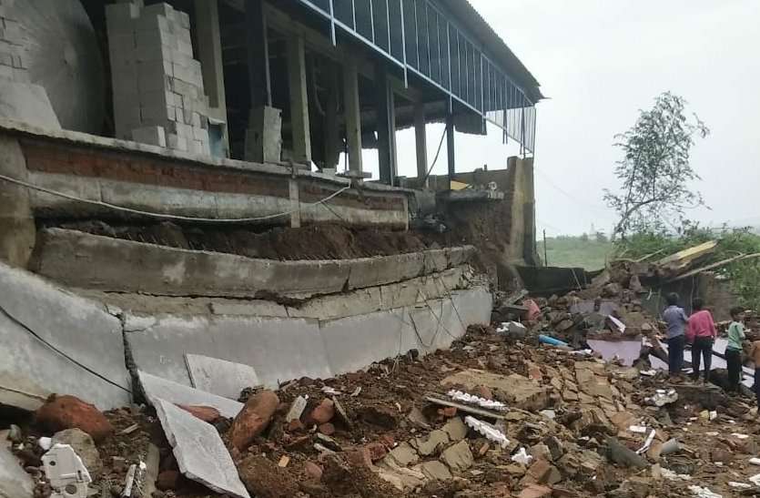 मंडीदीप में कारखाने की दीवार ढही, दो बच्चे एक महिला घायल मंडीदीप में कारखाने की दीवार ढही, दो बच्चे एक महिला घायल