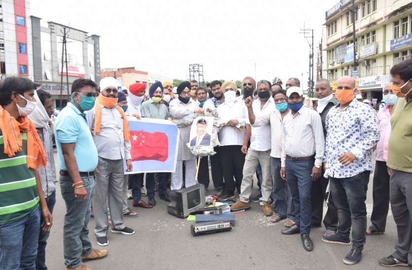 यहां के बाजार में चीनी माल की भरमार, अब स्वदेशी ब्रॉन्ड के फायर से करेंगे सफाया यहां के बाजार में चीनी माल की भरमार, अब स्वदेशी ब्रॉन्ड के फायर से करेंगे सफाया