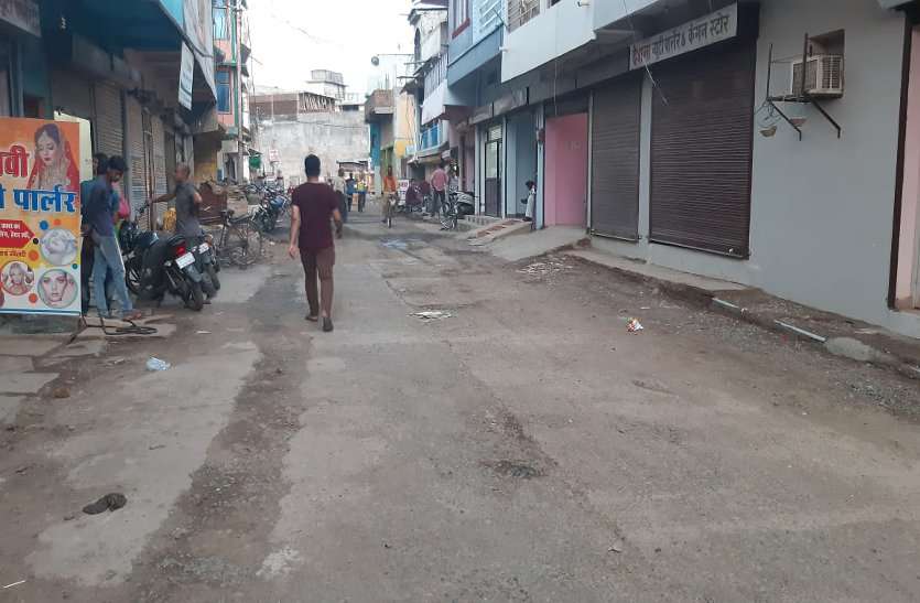 Even after taking the willow tender, the asylum did not do asphalt, the residents warned of the movement विलो टेंडर लेने के बाद भी नहीं किया डामरीकरण तो वार्डवासियों ने दी आंदोलन की चेतावनी