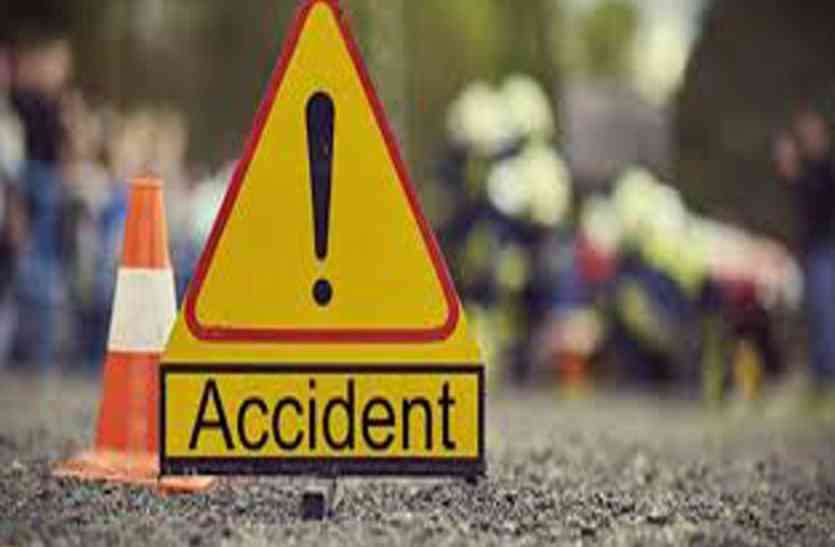 Car overturned on Satghatia road, rider seriously injured सतघटिया रोड पर पलटी कार, सवार गंभीर घायल