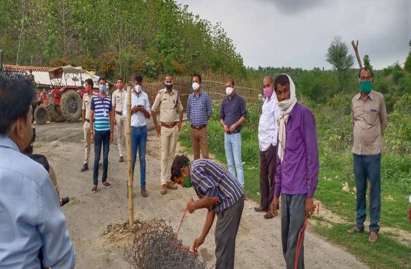 कंटेन्मेंट जोन बने पुरषोत्तमगढ़ गांव की सीमा सील करते कर्मचारी कोरोनामुक्त हो चुका सीधी फिर से संकट में
