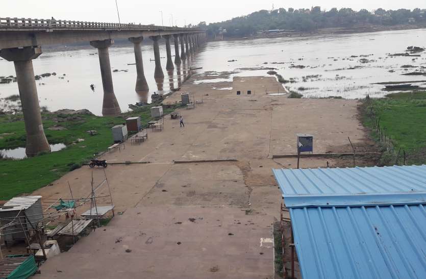 अमावस्या पर नर्मदा स्नान करने पहुंचे श्रद्धालुओं को लौटाया अमावस्या पर नर्मदा स्नान करने पहुंचे श्रद्धालुओं को लौटाया