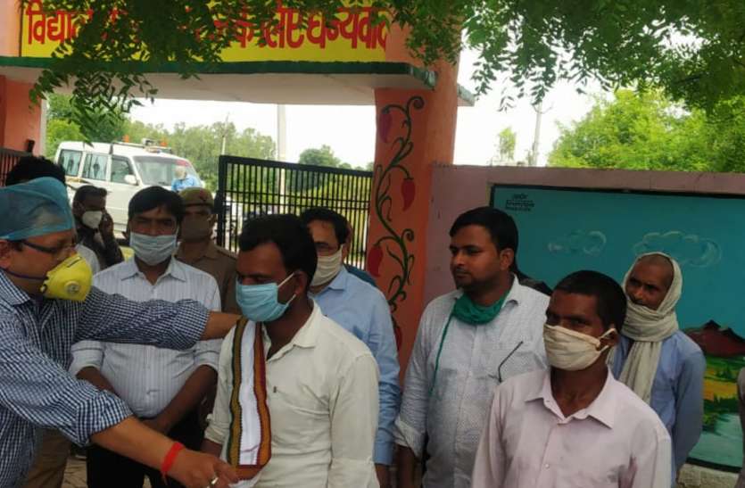 प्रवासी श्रमिकों ने कुछ ऐसा कर दिखाया कि प्रधानमंत्री सोचने को मजबूर, गरीबों के लिए दे दी बहुत बड़ी योजना प्रवासी श्रमिकों ने कुछ ऐसा कर दिखाया कि प्रधानमंत्री सोचने को मजबूर, गरीबों के लिए दे दी बहुत बड़ी योजना