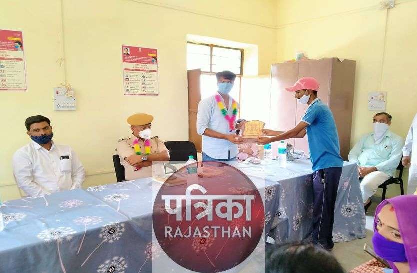 नागाणी की देव धरा पर कोरोना कर्मवीरों का सम्मान, कार्यक्रम में लॉक डाउन के नियमों का रखा ध्यान नागाणी की देव धरा पर कोरोना कर्मवीरों का सम्मान, कार्यक्रम में लॉक डाउन के नियमों का रखा ध्यान