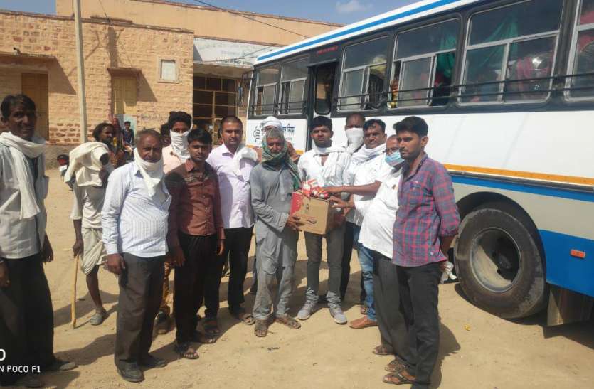 लॉक डाउन : फूल बेचने वालों की झोली खुशियों से भर दी लॉक डाउन : फूल बेचने वालों की झोली खुशियों से भर दी