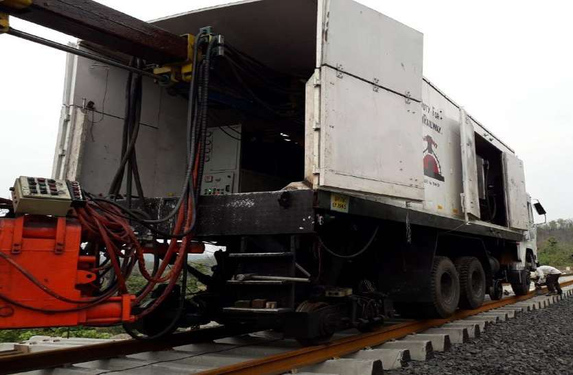 Railway: 149 किमी रेलमार्ग का कार्य हुआ पूरा, जल्द चलेगी इलेक्ट्रिक इंजन से ट्रेन Railway: 149 किमी रेलमार्ग का कार्य हुआ पूरा, जल्द चलेगी इलेक्ट्रिक इंजन से ट्रेन