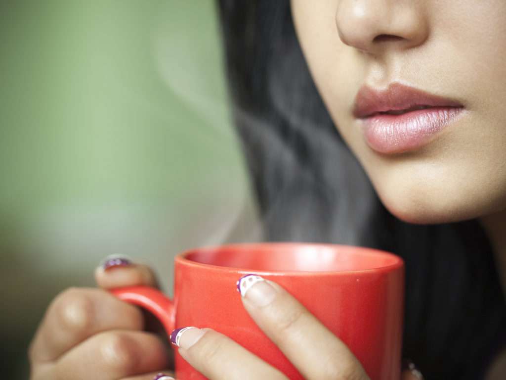 सुबह उठते ही खाली पेट पिएं गर्म पानी, मिलेंगे ये हैरान करने वाले फायदे