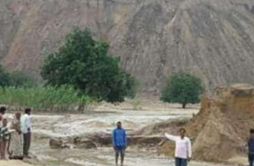 Villagers are being ruined by OB companies due to rain in Singrauli ओबी से तबाह होने की कगार पर ग्रामीण, जिम्मेदार बने उदासीन
