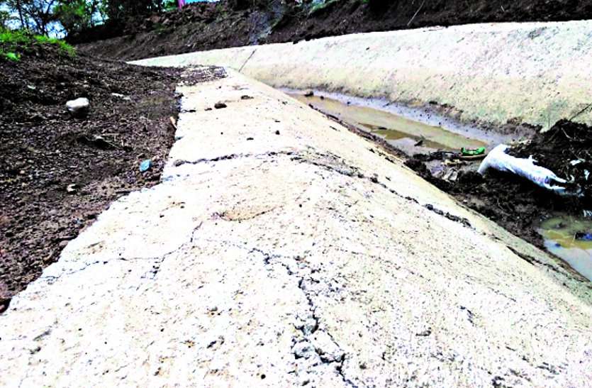 Canal lining is not being done as per the standard, questions are being raised on the quality ... मानक के अनरूप नहर लाइनिंग का कार्य नहीं हो रहा है, गुणवत्ता पर उठ रहे सवाल ...