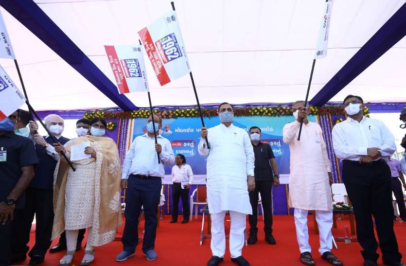 Gujarat के दस गांवों के बीच एक मोबाइल पशु डिस्पेंसरी Gujarat के दस गांवों के बीच एक मोबाइल पशु डिस्पेंसरी