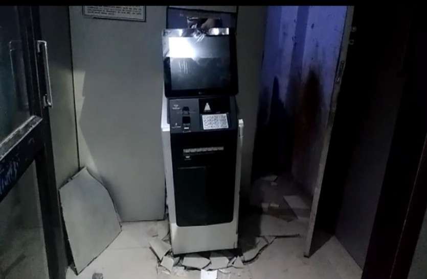 एटीएम तोड़ने वाले कैमरे में कैद, फिर भी पकड़ से दूर एटीएम तोड़ने वाले कैमरे में कैद, फिर भी पकड़ से दूर
