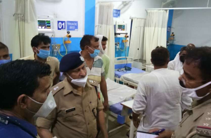 bagpat.jpg यूपी के बागपत में गैंगवार: एक लाख के इनामी रह चुके बदमाश पर ताबड़ताेड़ फायरिंग, पांच काे गाेली लगी