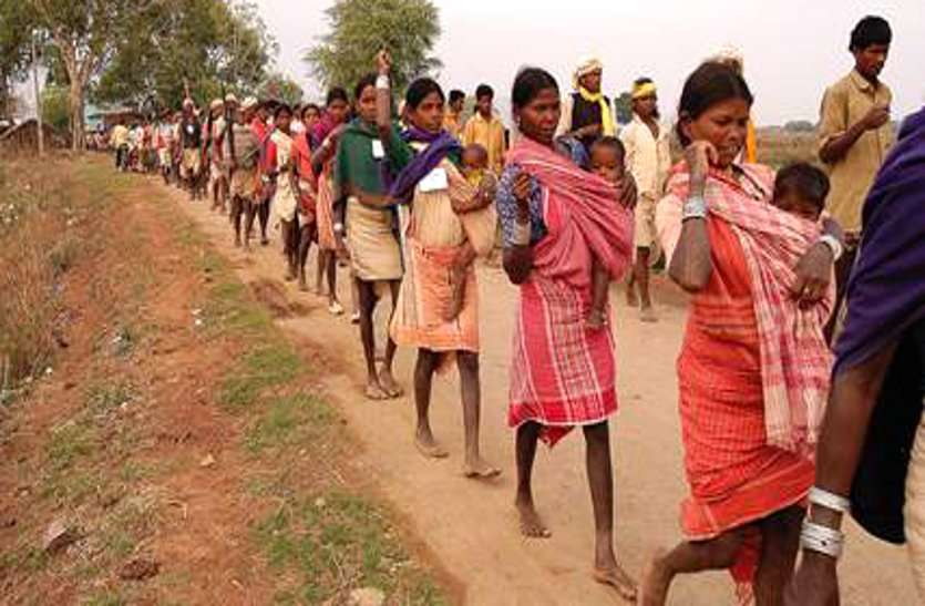 वन विकास निगम ने 16 बैगा आदिवासी परिवारों को थमाया गांव से बेदखली का नोटिस, अधिकारियों की करतूत से बेघर हुए वनवासी वन विकास निगम ने 16 बैगा आदिवासी परिवारों को थमाया गांव से बेदखली का नोटिस, अधिकारियों की करतूत से बेघर हुए वनवासी