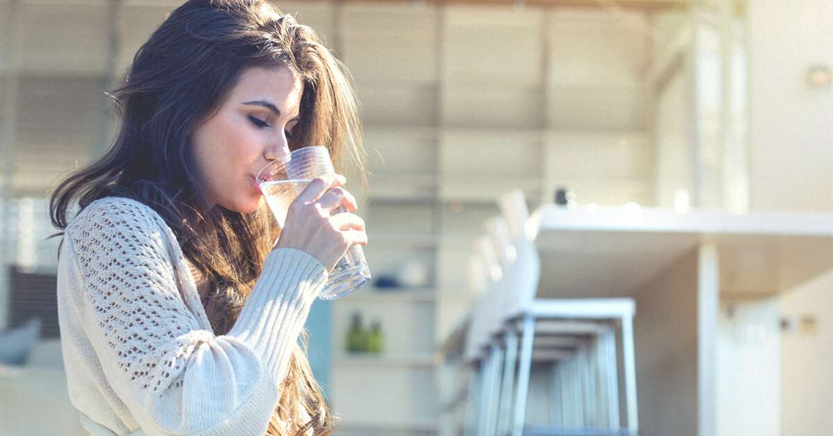 सुबह उठते ही खाली पेट पिएं गर्म पानी, मिलेंगे ये हैरान करने वाले फायदे