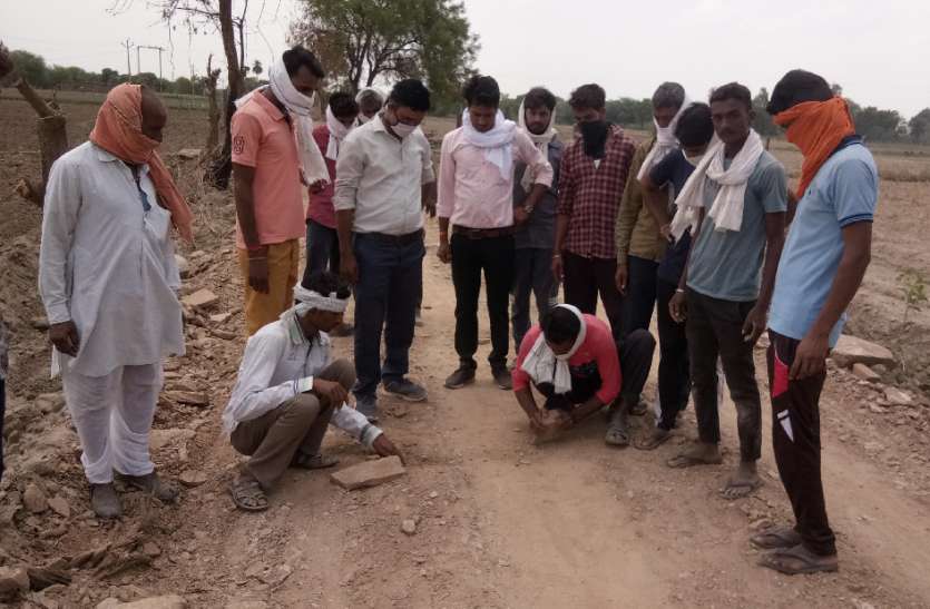 ग्रेवल सडक़ में हो रही लीपापोती पर ग्रामीणों ने जताई आपत्ति ग्रेवल सडक़ में हो रही लीपापोती पर ग्रामीणों ने जताई आपत्ति