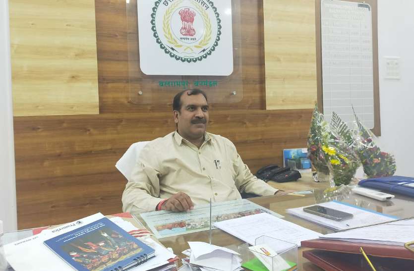 हथिनी की मौत के बाद आए नए डीएफओ ने रेंजरों से कहा- काम में कोई भी लापरवाही नहीं करूंगा बर्दाश्त हथिनी की मौत के बाद आए नए डीएफओ ने रेंजरों से कहा- काम में कोई भी लापरवाही नहीं करूंगा बर्दाश्त
