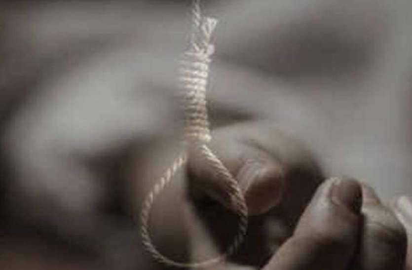 etawah_1.jpg इटावा में मुंबई से लौटे प्रवासी ने रोजगार न मिलने पर नीम के पेड़ से फांसी लगाकर जान दी