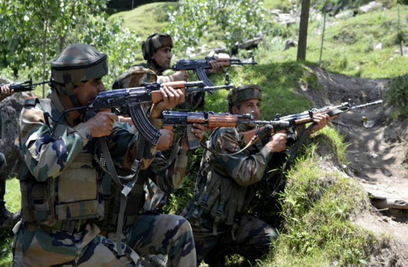 जम्मू-कश्मीर में कईं मोर्चों पर जंग लड़ रहे सुरक्षाबलों के जवान, हर दुश्मन को दी मात