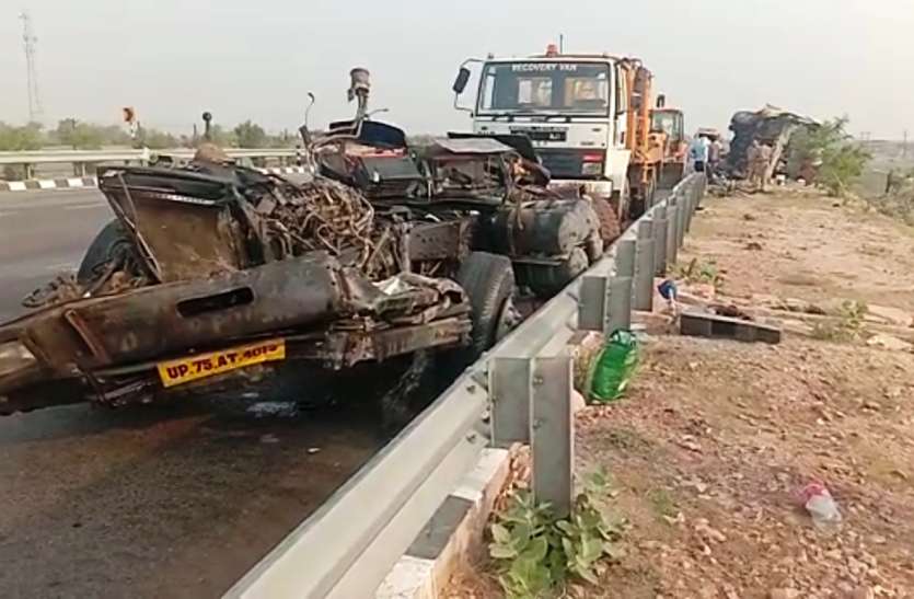 hadsa आगरा—लखनऊ एक्सप्रेस वे पर एक बार फिर भीषण हादसा, ट्रॉला और बस की भिड़ंत में ट्रॉला चालक की मौत