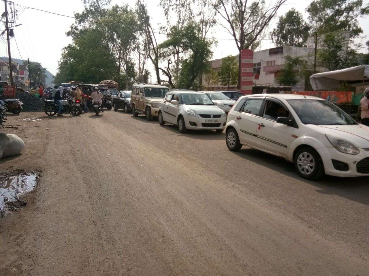 सागर रोड पर आधा घंटे लगा रहा जाम