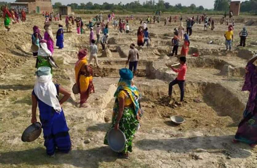 रायबरेली में महिलाएं अपना पसीना बहाकर आधी आबादी संभाल रही गृहस्थी की अर्थव्यवस्था,स्वावलंबन की पेश कर रही मिसाल इस गांव में रायबरेली में महिलाएं अपना पसीना बहाकर आधी आबादी संभाल रही गृहस्थी की अर्थव्यवस्था,स्वावलंबन की पेश कर रही मिसाल इस गांव में