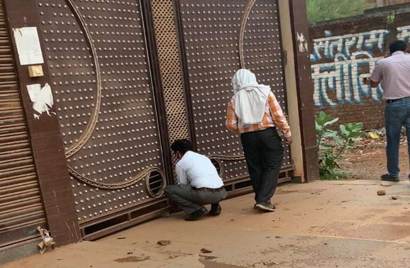 Administration staff taking action to open seal of Derby Hotel. कांग्रेस सरकार के माफिया दमन अभियान में सील डर्बी होटल का खोल दिया ताला