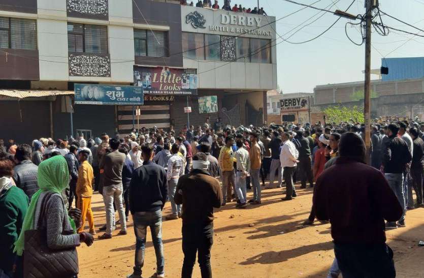 On December 28, the crowd gathered to break the hotel in the Mafia suppression campaign action.