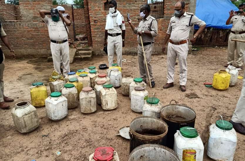 Abkari team acting on illegal raw liquor in Pardhi locality of Hardua. उज्जैन की घटना के बाद लगातार अभियान चला रही आबकारी टीम