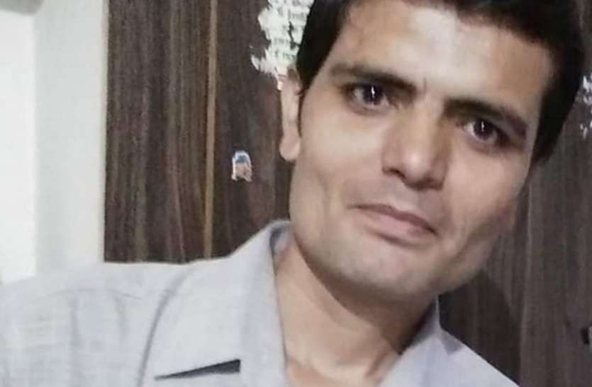 कोचिंग क्लास के शिक्षक ने फंदे से लटककर की आत्महत्या कोचिंग क्लास के शिक्षक ने फंदे से लटककर की आत्महत्या