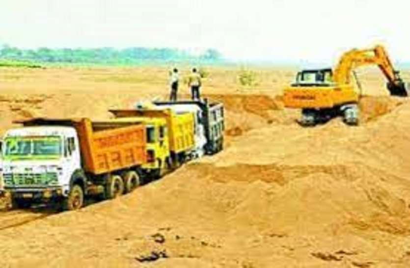 सीएम के आदेश का उल्लंघन, बेखौफ खनन, ओवरलोड हाइवा पर सिर्फ रॉयल्टी की कार्रवाई सीएम के आदेश का उल्लंघन, बेखौफ खनन, ओवरलोड हाइवा पर सिर्फ रॉयल्टी की कार्रवाई
