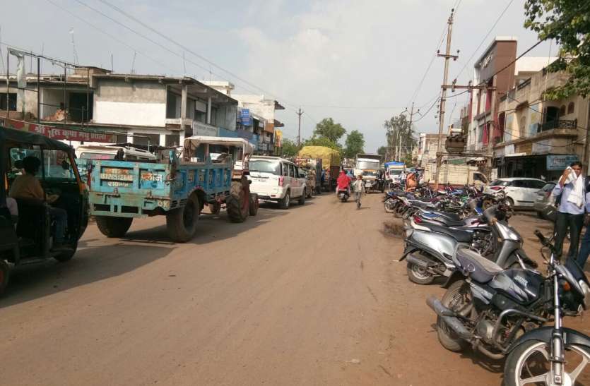 सागर रोड पर आधा घंटे लगा रहा जाम सागर रोड पर आधा घंटे लगा रहा जाम