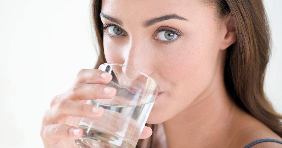 जानें एक सामान्य व्यक्ति को रोज़ाना कितना पानी पीना चाहिए