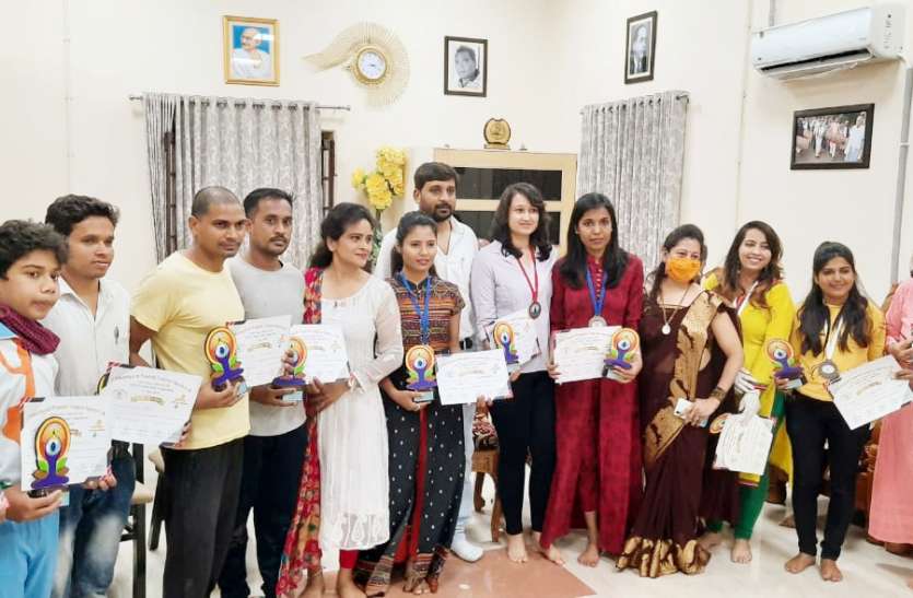 cg news राज्य योग प्रतियोगिता: रायपुर की विजया साव व जसमीत भट्टी ने जीता कांस्य पदक