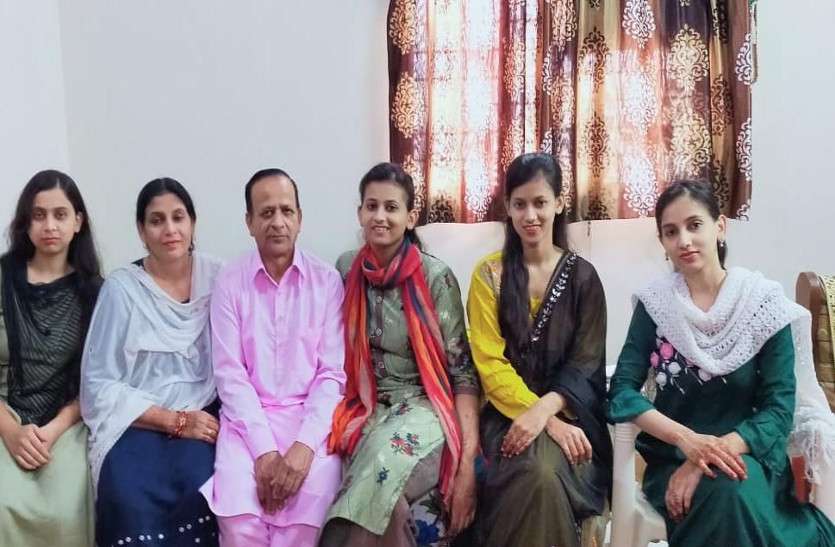 रायपुर से लगे इस गांव में पहली बार किसी ने मैरिट में बनाया स्थान