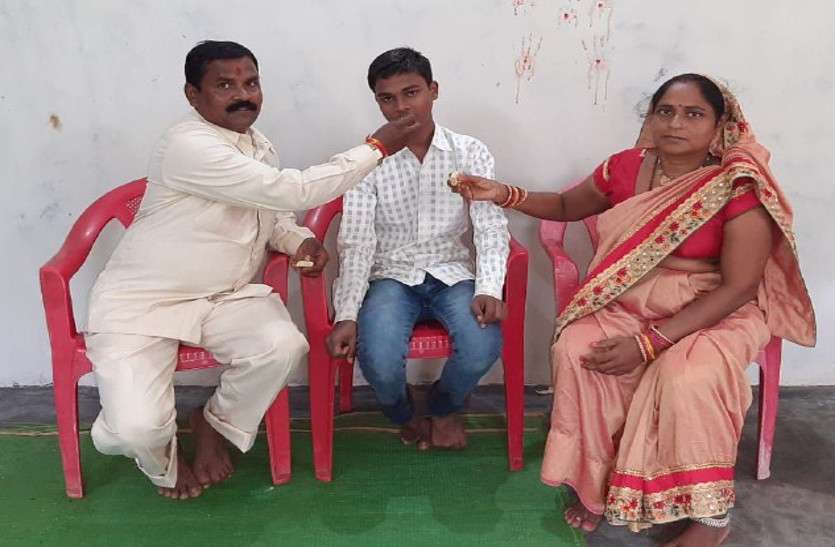 रायपुर से लगे इस गांव में पहली बार किसी ने मैरिट में बनाया स्थान रायपुर से लगे इस गांव में पहली बार किसी ने मैरिट में बनाया स्थान