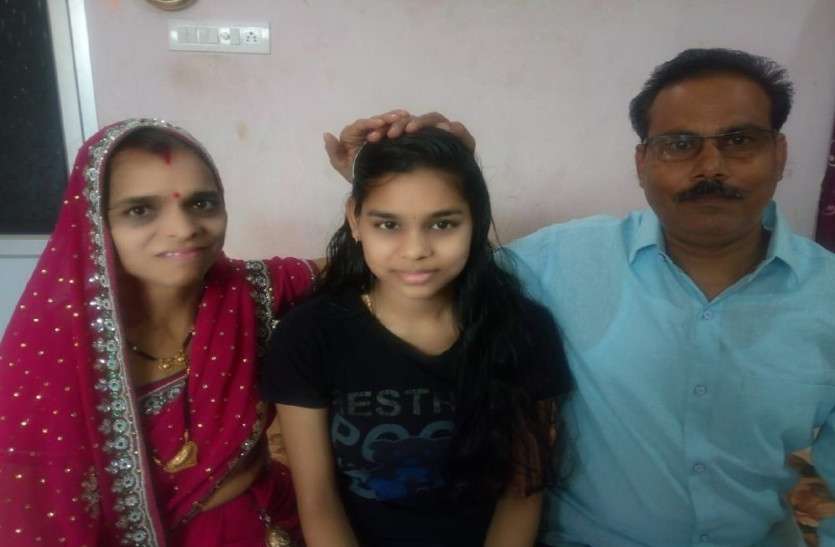 रायपुर से लगे इस गांव में पहली बार किसी ने मैरिट में बनाया स्थान