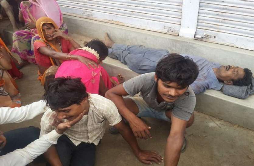 युवक की मौत के बाद रोते-बिलखते परिजन गांव के रिटायर्ड कंपाउंडर से इलाज के बाद लौट रहे युवक की मौत, परिजनों का हंगामा