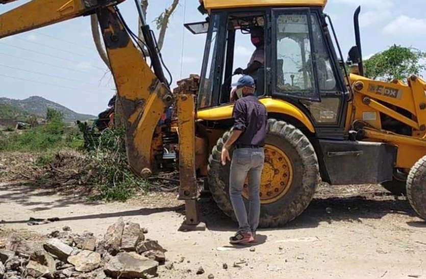 encroachment उदयपुर में 16 बीघा सरकारी जमीन से हटाए कब्जे