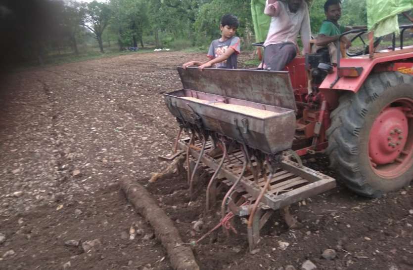 खेती में ट्रैक्टर का उपयोग करना पड़ रहा महंगा किसानों को प्रति हेक्टेयर 51 रुपए अतिरिक्त डीजल पर करना पड़ रहा खर्च