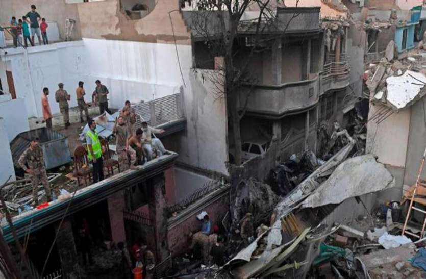 Karachi Plane Crash Karachi Plane Crash: रिपोर्ट में खुलासा, पायलट और ATC की लापरवाही से PIA का विमान हुआ हादसे का शिकार