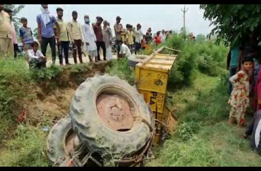 shamliaccident.jpg शामली में दर्दनाक हाद्सा, ट्रैक्टर पलटने से दादी-पाेते की माैत, दाे अन्य पोते घायल