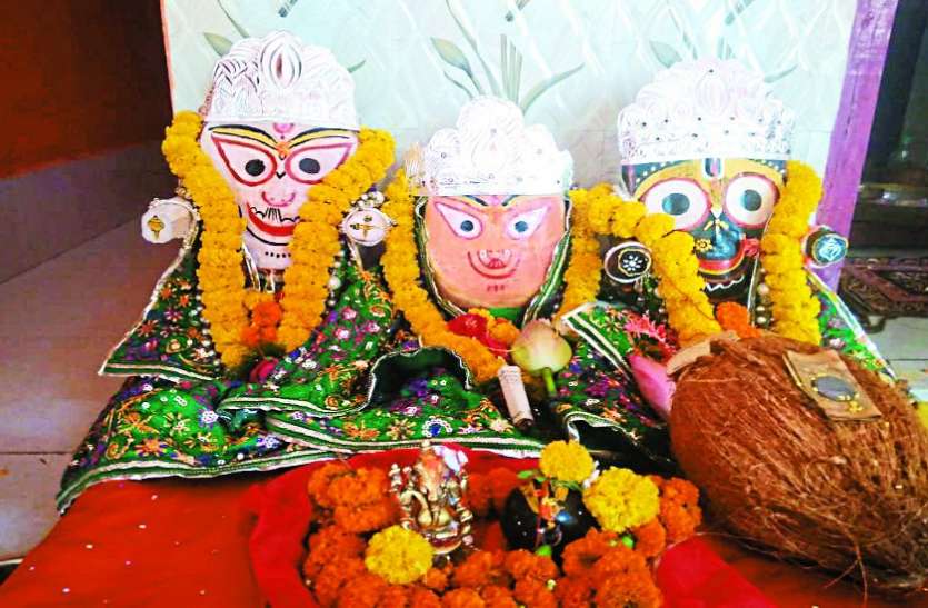 पूजा-अर्चना कर मंदिर परिसर में ही भगवान जगन्नाथ को कराया भ्रमण पूजा-अर्चना कर मंदिर परिसर में ही भगवान जगन्नाथ को कराया भ्रमण