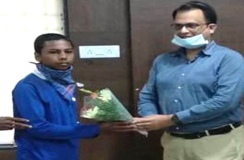 पिता के साथ खेत में काम करने वाले वरूण ने किया 10वीं बोर्ड में टॉप, 5 किमी. साइकिल चलाकर स्कूल जाने वाली पूनम बनी टॉपर पिता के साथ खेत में काम करने वाले वरूण ने किया 10वीं बोर्ड में टॉप, 5 किमी. साइकिल चलाकर स्कूल जाने वाली पूनम बनी टॉपर