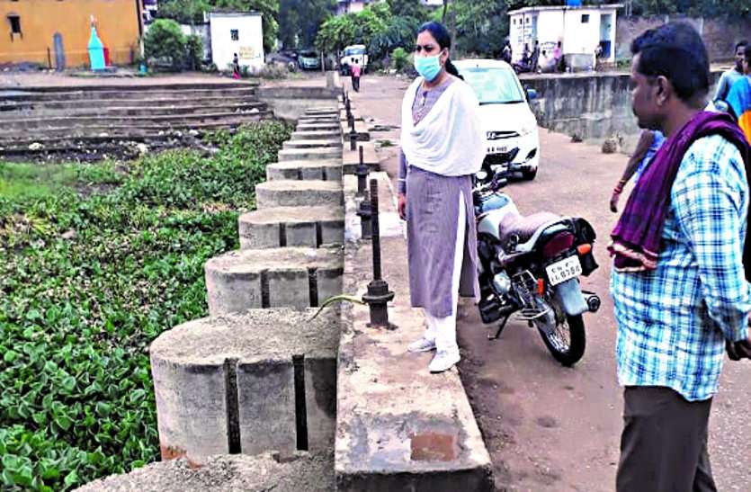 To accelerate the cleaning of drains, the CMO turns out to be self-watering, removal of hyacinth JCB ... बाड़ी नदी में जलकुंभी से आनासागर पर संकट