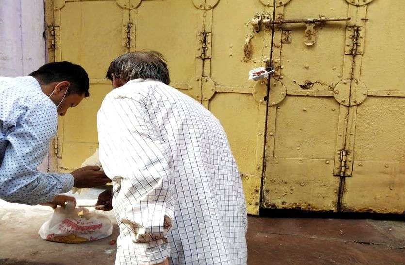 Administration shows strictness, seals eight shops in Sarafa Bazar along with Mistry Market प्रशासन ने दिखाई सख्ती, मिस्त्री मार्केट के साथ सर्राफा बाजार में आठ दुकानों को किया सील